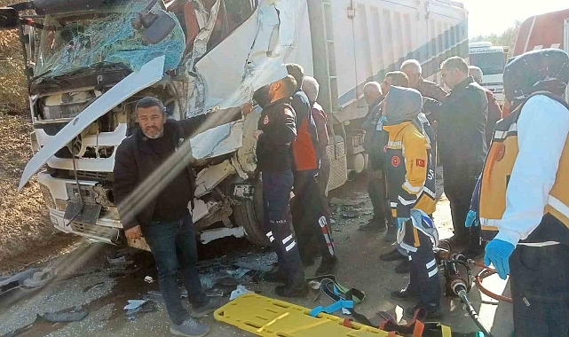 İki kamyon kafa kafaya çarpıştı