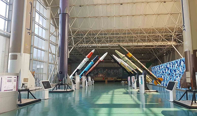 İran, füzelerini sergiledi