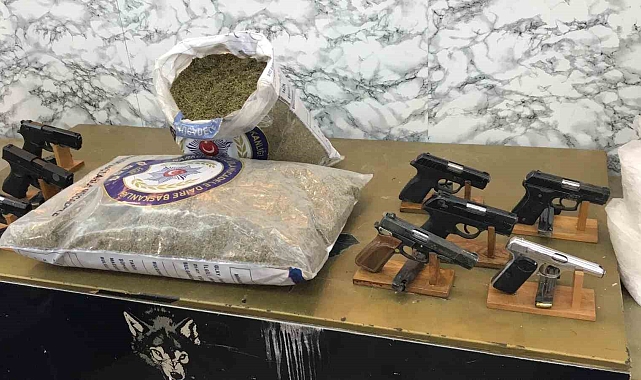 İstanbul&#039;da uyuşturucu operasyonlarında 8 kişi gözaltına alındı