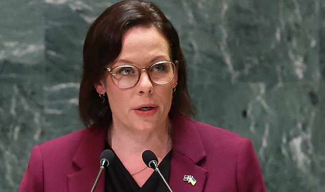 İsveç Dışişleri Bakanı Stenergard&#039;a parlamentoda domatesli saldırıya uğradı