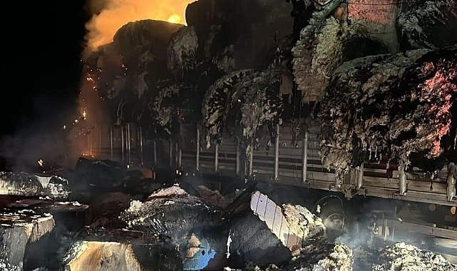 İtfaiye ekipleri, alev alan pamuk yüklü tırı söndürdü