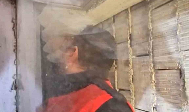 İtfaiye ekipleri, Apartman boşluğuna düşen yavru kediyi kurtardı