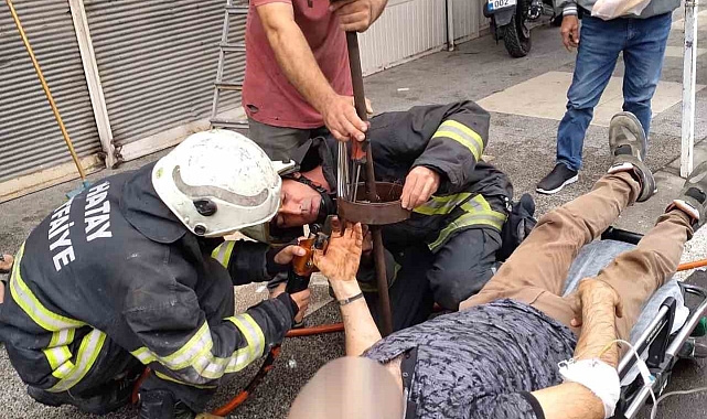 İtfaiye, elini kepenk makarasına sıkıştıran adamın imdadına koştu