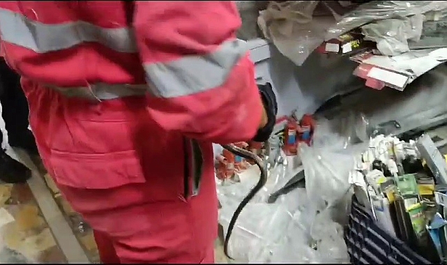 İtfaiye iş yerine giren yılanı yakaladı