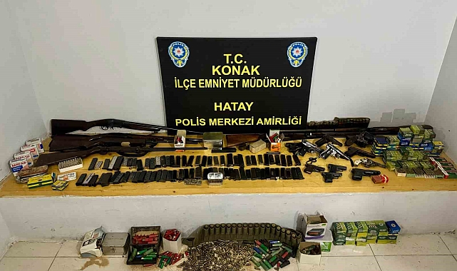 İzmir&#039;de hayatını kaybeden şahsın evinde çok sayıda tabanca ve uzun namlulu tüfek çıktı