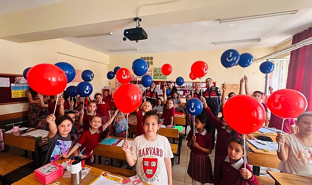 Jandarma düzenlediği etkinlikle öğrenciler ile bir araya geldi