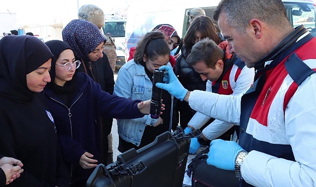 Jandarmadan öğrencilere birçok konuda teorik ve pratik bilgilendirmeler yapıldı
