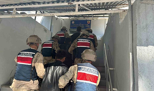 Kaçak yollardan giren Afganistan uyruklu 3 kişiyi yakalandı