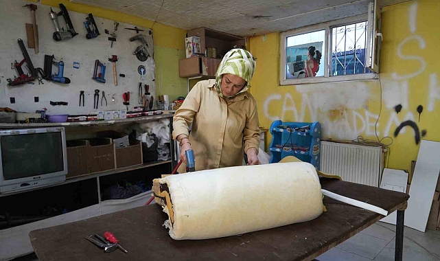 Kadın usta 3 yıldır döşemecilik yapıyor