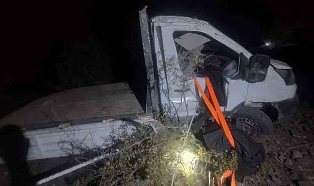 Kamyonet uçuruma yuvarlandı: 2 kişi öldü