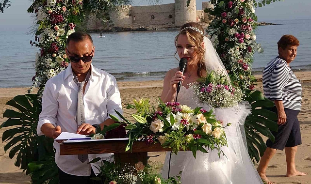 Kanseri yenen 42 yaşındaki bir çocuk annesi Alman geline Kızkalesi&#039;nde düğün