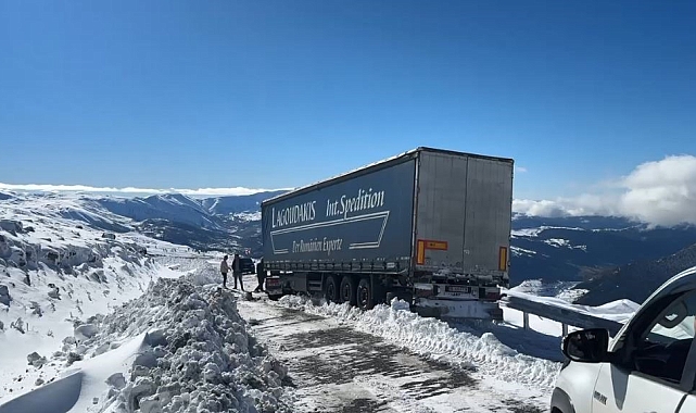 Kar yağışı sürücülere zor anlar yaşattı
