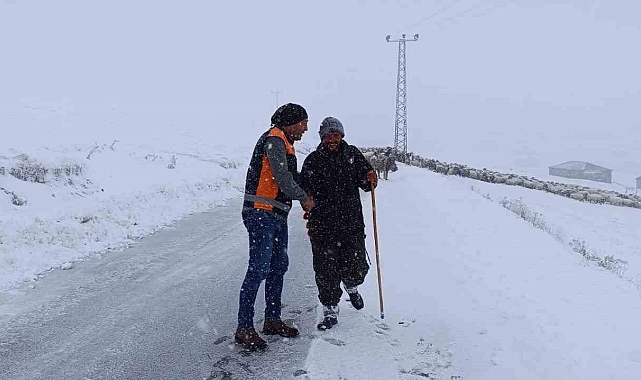 Kara yakalanan çobanın imdadına Büyükşehir ekipleri yetişti