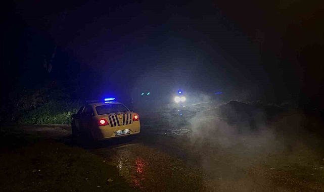 Kayıp olarak aranan 2 vatandaş, 5 saat sonra şarampole devrilmiş otomobilde bulundu