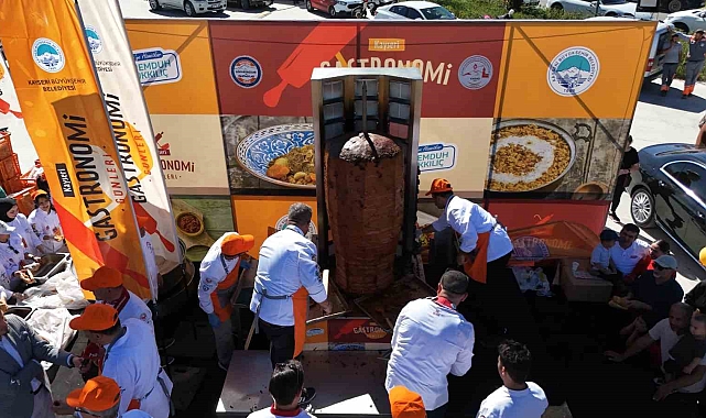 Kayseri&#039;de 1 ton sucuk döner dağıtıldı