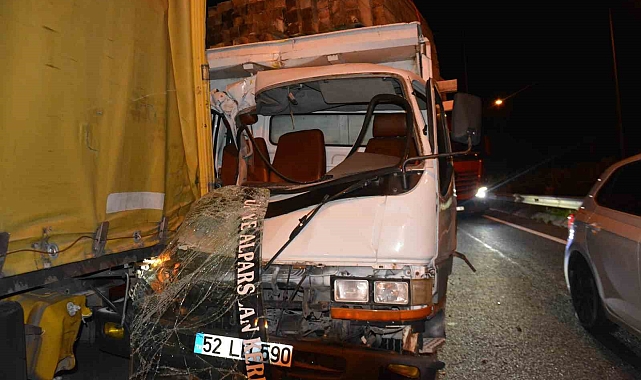 Kereste yüklü kamyon tıra arkadan çarptı