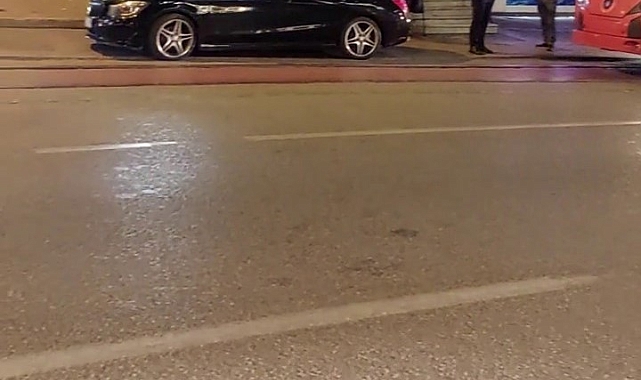 Kız arkadaşıyla tartışan genç aracını tramvay hattına park etti