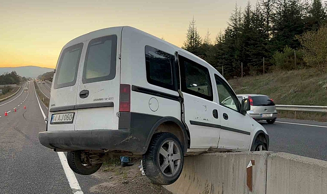 Kontrolden çıkan hafif ticari araç beton bariyerlerde asılı kaldı