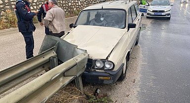 Kontrolden çıkan otomobil bariyere çarptı