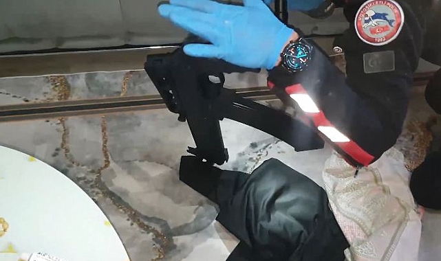 Konya&#039;da hırsızlık şüphelilerinin evinden tabanca ve tarihi eser çıktı