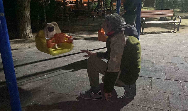 Köpeğini bir bebek gibi salıncağa koyup salladığı anlar görenlerin içini ısttı