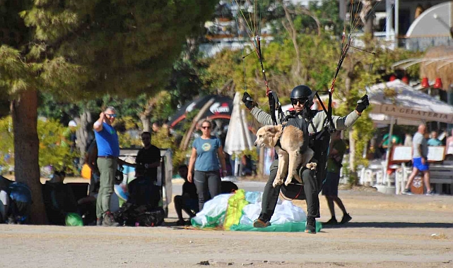 Köpeğiyle birlikte bin 700 metre yükseklikten yamaç paraşütü ile uçuş gerçekleştirdi