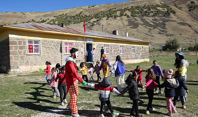 Köy köy gezerek çocukları eğlendiriyorlar