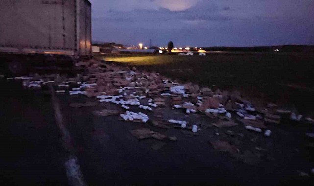 Kozmetik yüklü tırın dorsesinin kaydı, ürünler yola saçıldı