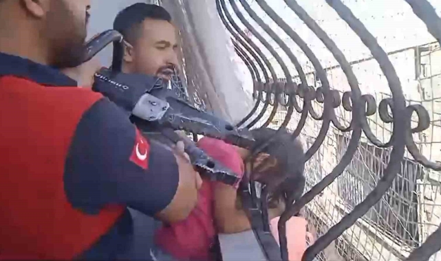 Küçük kız kafasını demir korkuluğa sıkıştırdı