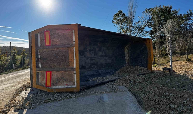 Kum yüklü kamyon devrildi