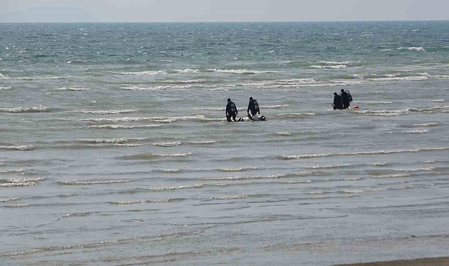 &#039;Kurbağa adamlar&#039; Rojin için Van Gölü&#039;ne daldı