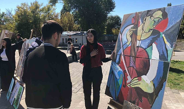 Lise öğrencilerinin karma resim sergisi yoğun ilgi gördü