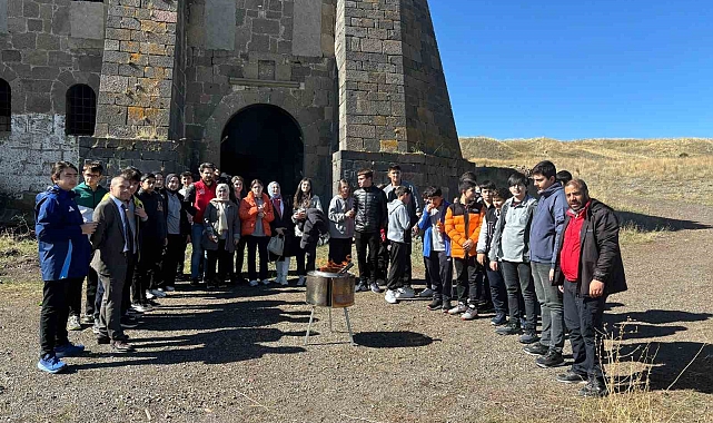 Lise öğrencilerinin Kiremitlik Tabya&#039;da tarih dersi