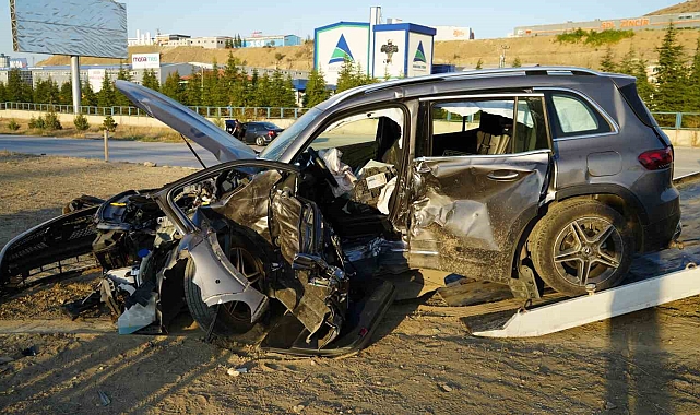 Lüks otomobil hurdaya döndü, 1 kişi hayatını kaybetti