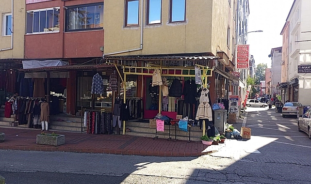 Mağazanın önünde satılan montu çalıp gözden kayboldu