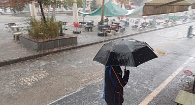 Malazgirt'te yağmur ve dolu vatandaşlara zor anlar yaşattı