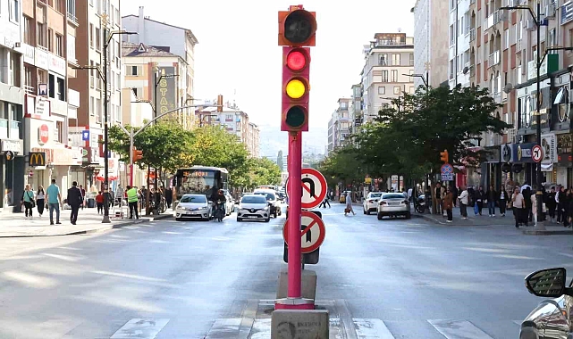 Meme Kanserine Dikkat Çekmek İçin Trafik Sinyalizasyon Direkleri Pembe Renkle Kaplandı