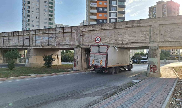 Mersin&#039;in Tarsus İlçesinde Kamyon Köprü Altında Sıkıştı