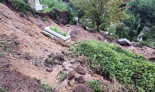 Mezarlıklarda heyelan meydana geldi