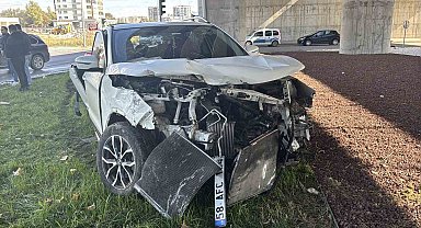 Milyonluk cip hurdaya döndü 2 kişi yaralandı