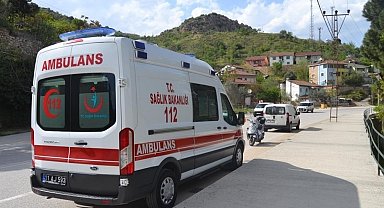 Motosiklet otomobile arkadan çarptı