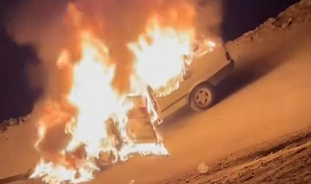 Muş&#039;ta seyir halindeki otomobil alev aldı