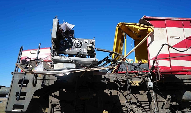 Muş&#039;ta yolcu treni beton pompasına çarptı