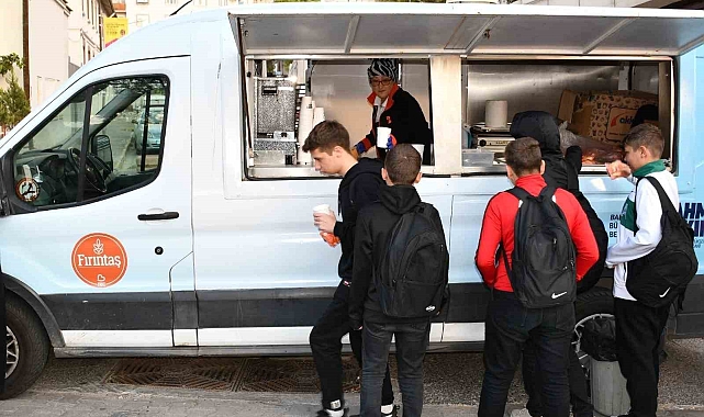 Öğrenciler güne sıcak çorbayla başlıyor