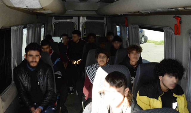 Okul servisi süsü verilen araçta kaçak göçmenler yakalandı