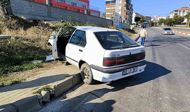 Önüne çıkan araca vurmamak için direksiyonu kırdı