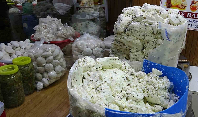 Otlu peynir kışlık küplerde tüketiciyle buluşuyor