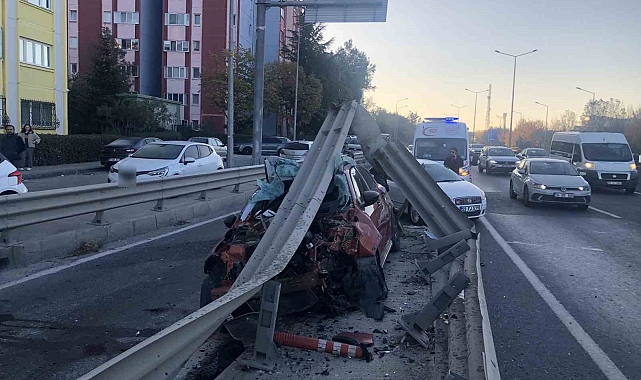 Otomobil Bariyerlere Ok Gibi Saplandı