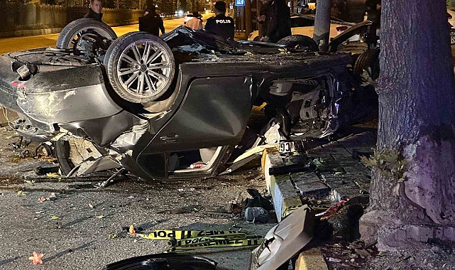 Otomobil benzin istasyonu önünde takla attı