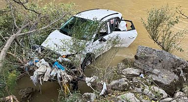 Otomobil Çatak Çayı'na uçtu: 3 kişi yaralandı